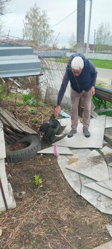 Giovanni Kessler President of the EUcraina Association vist to Kyiv Ukraine April 2022 - Remnants of bombs in Kukhari (Кухарі) 